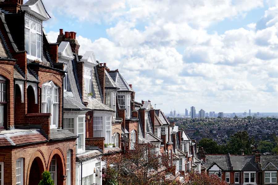 Is it better to invest in apartments or houses